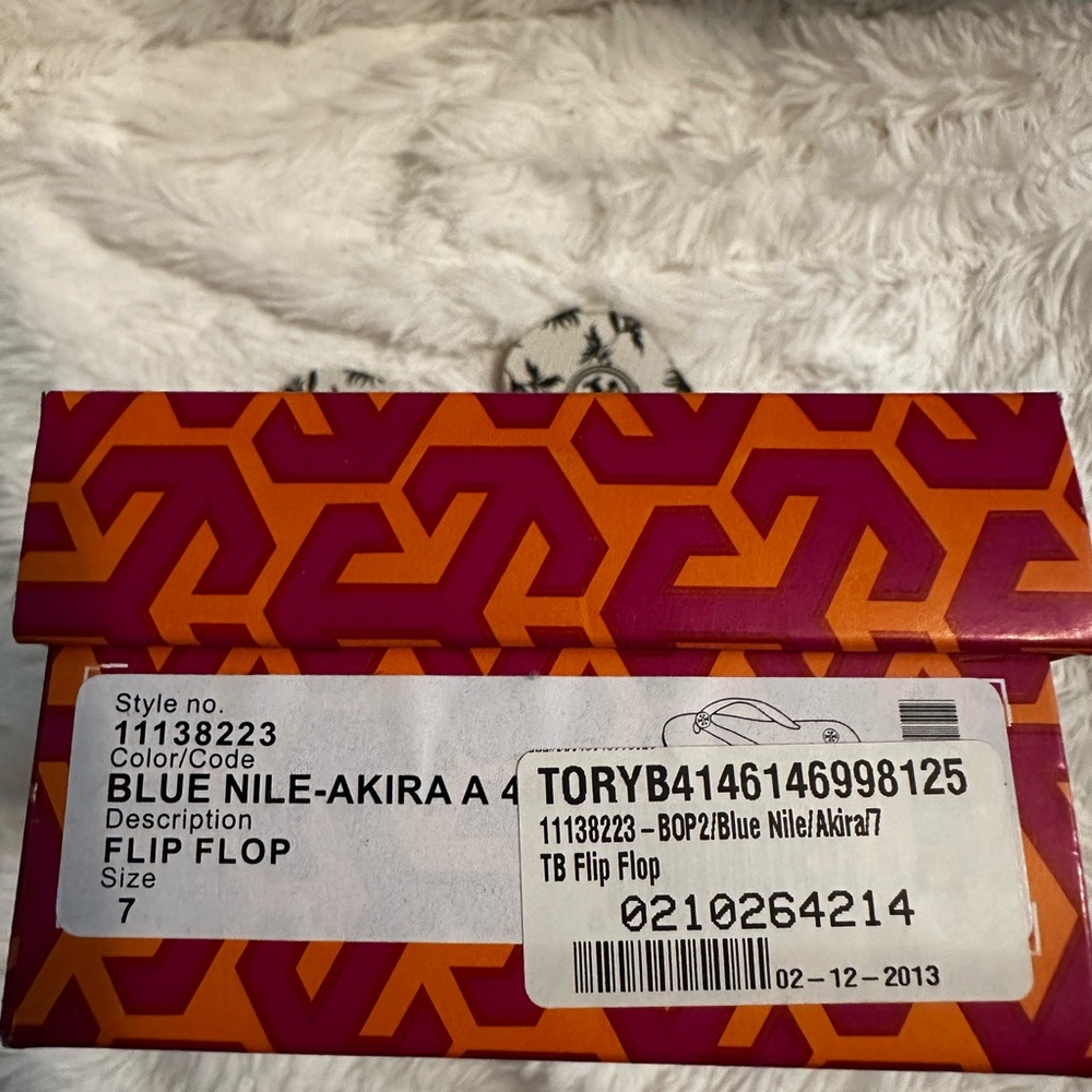 Tory Burch Monochrome Floral Flip Flops - Picture 3 of 4